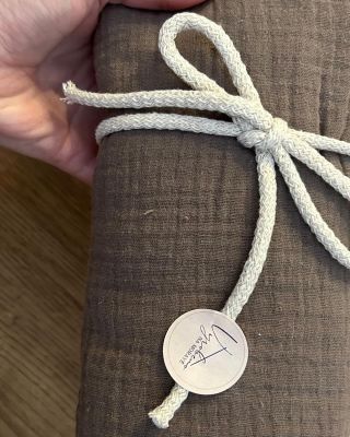 Mušelínová maxiplena Taupe, poslední skladovky ze staré kolekce mušelínu. Tento odstín se u nás už nebude objevovat. 👌